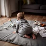 Kiedy dziecko siada samo i jak wspierać siadanie
