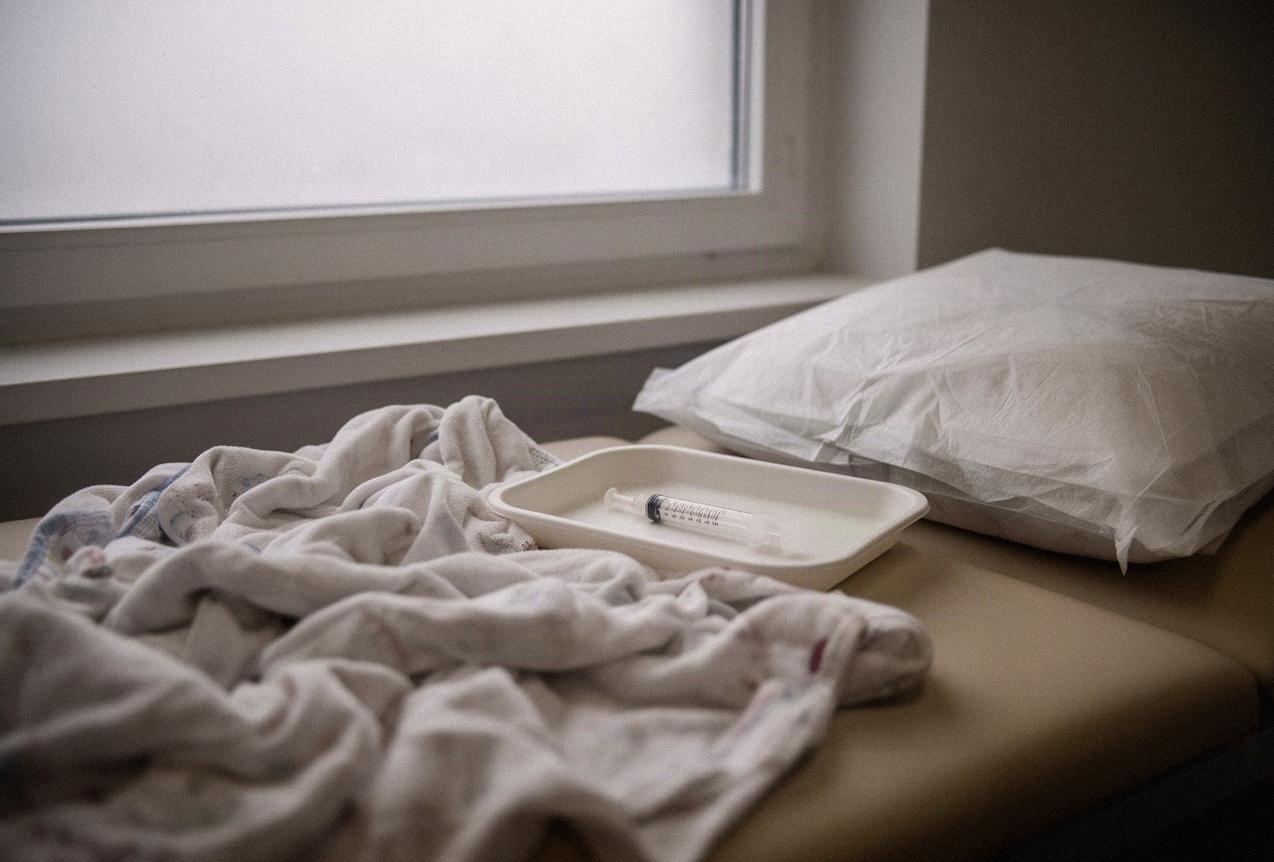 Gabinet szczepień dla niemowląt z kocykiem na leżance i tacą z aplikatorem doustnym